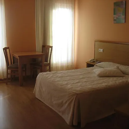 Otel Reyes De Leon 2*