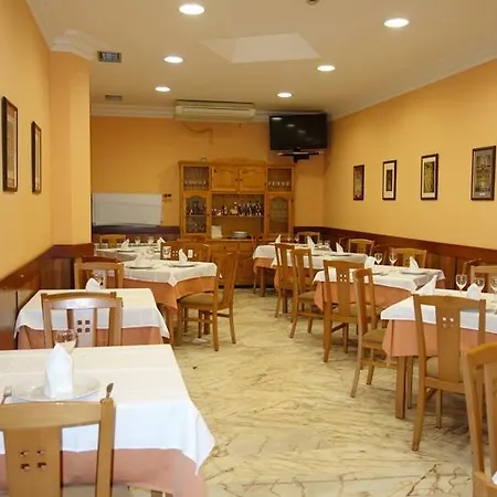 雷耶斯德莱昂酒店 Santa María del Páramo