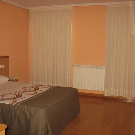 Reyes De Leon 2* Santa María del Páramo