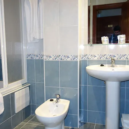 Reyes De Leon Otel 2*