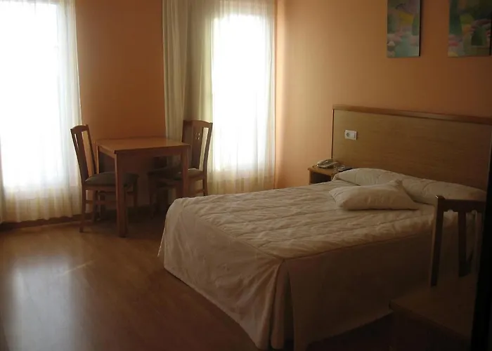 Hotell Reyes De Leon 2*